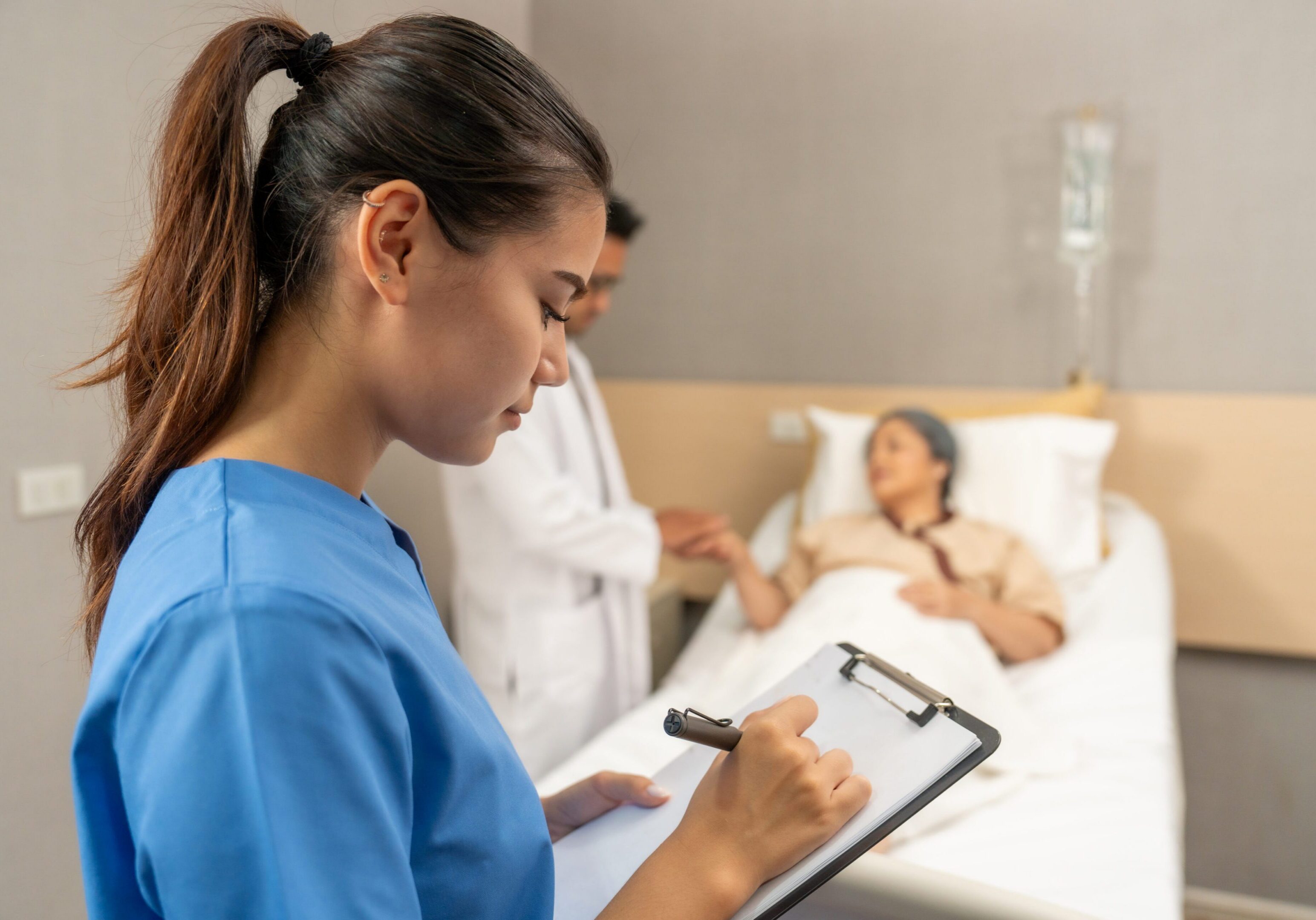 Female doctor inquires about the personal information of the elderly nursing care for the elderly sickness nursing home home care